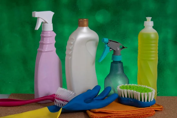 Mand Met Reinigingsmiddelen Voor Huishoudelijk Gebruik Met Kunststof Verpakking Stockfoto