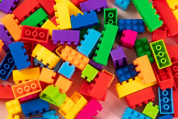 Kleurrijke Geïsoleerde Kinderen Plastic Bouwstenen Speelgoed Rechtenvrije Stockfoto's