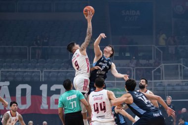 Rio, Brezilya - 01 Aralık 2022: Flamengo 'dan Gabriel Jau, Maracanazinho Stadyumu' nda erkekler Yeni Brezilya Basketbol Ligi (NBB) sırasında Brasilialı Du Sommer ile mücadele ediyor