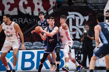 Rio, Brezilya - 01 Aralık 2022: Flamengo 'dan Gabriel Jau, Maracanazinho Stadyumu' nda erkekler Yeni Brezilya Basketbol Ligi (NBB) sırasında Brasilialı Du Sommer ile mücadele ediyor
