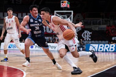 Rio, Brezilya - 01 Aralık 2022: Maracanazinho Stadyumu 'nda erkekler Yeni Brezilya Basketbol Ligi (NBB) sırasında Flamengo takımından Vildoza, Brezilya' lı Lessa ile mücadele etti.