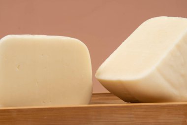 Bambu tepsisinde yarı pişmiş peynir..