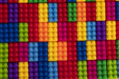 Renkli ve izole çocuklar Plastik yapı blokları oyuncak