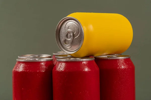 アルミニウムソーダ缶 冷凍および水滴のグループ — ストック写真