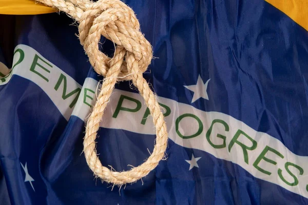 Канат Петлей Над Бразильским Флагом Символизирующим Рабство Стране — стоковое фото