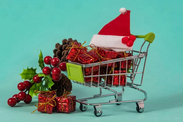 Karácsonyi Bevásárlókosár Ajándékokkal Karácsonyfa Háttérben Világoszöld Háttér — Stock Fotó