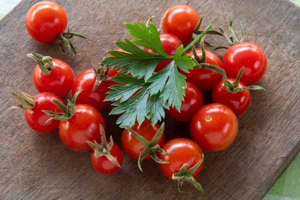 Especiarias Frescas Tomates Cereja Tábua Corte Com Folhas Salsa — Fotografia de Stock
