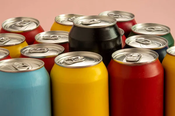 Latas Refrigerante Coloridas Para Uso Conceitual Representando Ingestão Calorias Obesidade — Fotografia de Stock