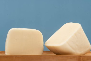 Bambu tepsisinde yarı pişmiş peynir..