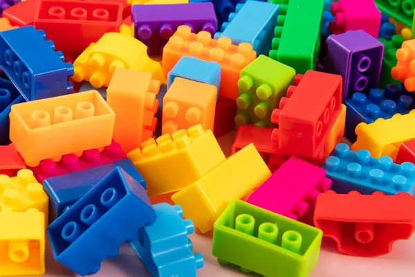 Renkli ve izole çocuklar Plastik yapı blokları oyuncak
