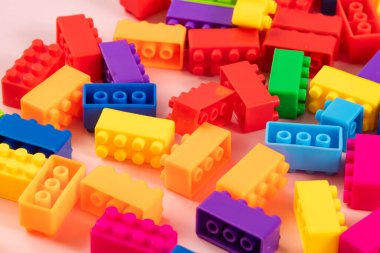 Renkli ve izole çocuklar Plastik yapı blokları oyuncak