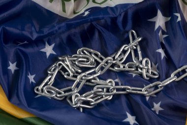 Zincir ve Brezilya bayrağı ülkede köleliği, üst görüşü sembolize ediyor