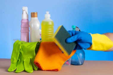 Ev hijyeni için plastik ambalajlı temizlik ürünleri sepeti