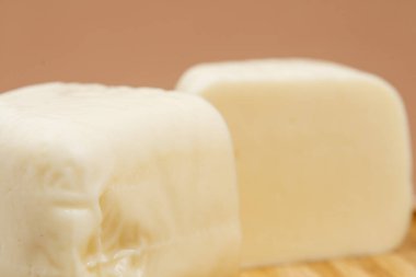 Bambu tepsisinde yarı pişmiş peynir..