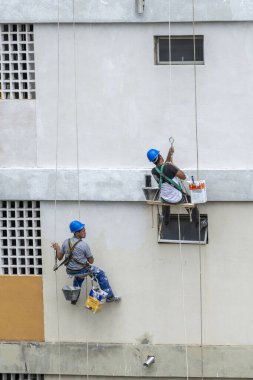 Rio, Brezilya - Kasım 04, 2022 - Ressam bina cephesi üzerinde çalışıyor.