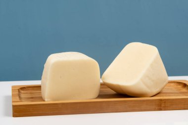 Bambu tepsisinde yarı pişmiş peynir..