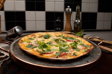 Biberli, peynirli ve roka soslu Brezilya pizzası.