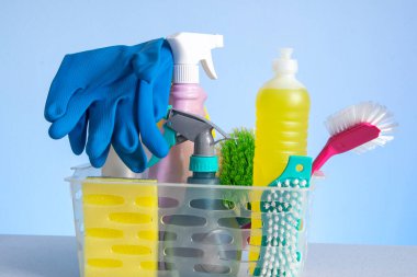 Ev hijyeni için plastik ambalajlı temizlik ürünleri sepeti