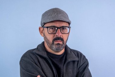 Kızgın yüzlü 60 yaşında bir adam.