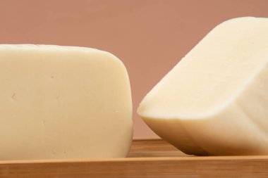 Bambu tepsisinde yarı pişmiş peynir..