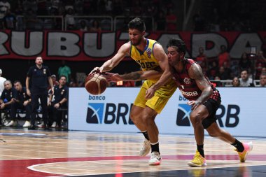 Rio, Brezilya - Mart 01, 2023: Flamengo-UDEC maçında Luzcando oyuncusu Maracanazinho Stadyumu 'nda Basketbol Şampiyonlar Ligi Amerikaları' na karşı