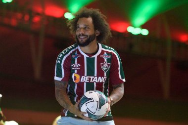 Rio, Brezilya - 10 Mart 2023: Maracana Stadyumu 'ndaki uluslararası futbol maçından dönen Marcelo' nun Fluminense takımındaki sunumu. Sporcu kariyerine kulübün tabanında başladı.