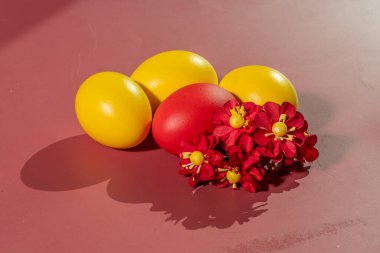 Renkli arka plan ve çiçeklerdeki Paskalya 'yı simgeleyen renkli yumurtalar.