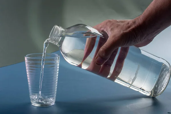 Detail Van Persoon Vullen Glas Water Hydratatie Concept Blauwe Achtergrond — Stockfoto