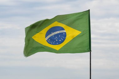 Rio, Brezilya - 05 Mart 2023: Brezilya bayrağı gökyüzünde dalgalanıyor ve tamamen açık