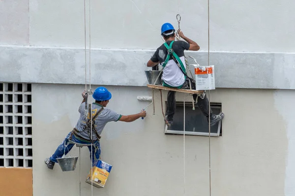 Rio Brazilië November 2022 Schilders Werken Aan Woningbouwgevelherstel Met Touw Stockfoto