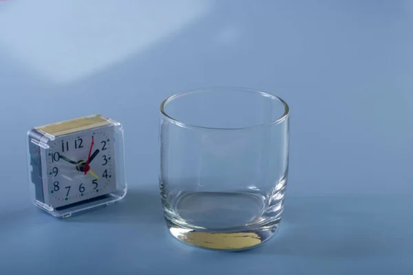 Detail Person Filling Glass Water Concept Reminding Hydration Time Blue — Fotografia de Stock