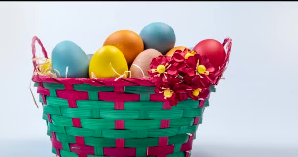Hristiyan Paskalyasını Aydınlık Arka Planda Kutlamak Için Saman Yumurta Dolu — Stok video