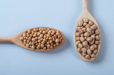 Mavi arka planda nohut ve soya ile ahşap kaşık