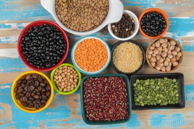 Üstüste dizilmiş tomurcuk ve hoş kokulu testiler,