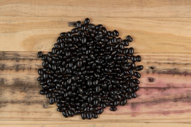 Dağılmış siyah fasulye yığını kırsal ahşap, üst manzara