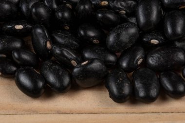 Dağılmış siyah fasulye yığını kırsal ahşap, üst manzara