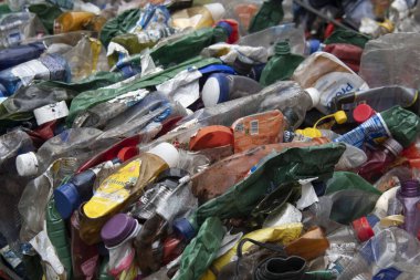 Rio, Brezilya - 26 Kasım 2022: Geri dönüşümlü çöp büyük balyalara bastırılıyor