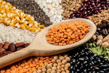 Sağlıklı gıda vejetaryen gıda konsepti. Çeşitli organik tahıllar, sebzeler, tam tahıllar.