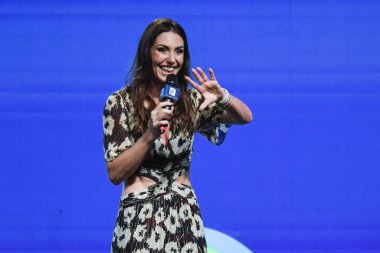 Rio, Brezilya - 10 Nisan 2023, Sunucu Glenda Kozlowski Carioca Şampiyonası Ödül Töreni sırasında