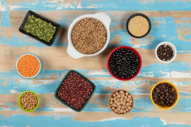 Üstüste dizilmiş tomurcuk ve hoş kokulu testiler,