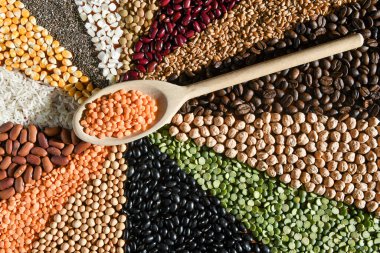 Tahta kaşık, çeşitli tahıllarda çiğ kırmızı mercimek.