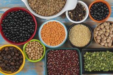 Üstüste dizilmiş tomurcuk ve hoş kokulu testiler,