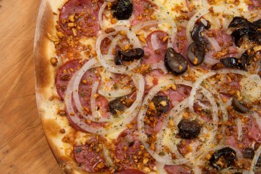 Biberli, peynirli, soğanlı ve siyah zeytinli Brezilya pizzası.