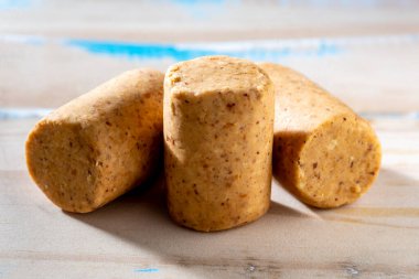 Festa Junina 'yı hatırlamak için ahşap bir masada yuvarlak baskılı paoka.