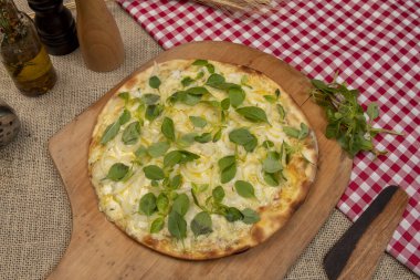 Peynirli, mozarella ve fesleğenli Brezilya pizzası.