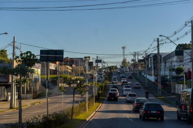 Curitiba, Brezilya - 20 Nisan 2023: Panoramik sokak manzarası, sabahları gökyüzü