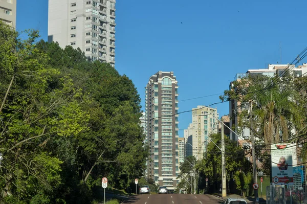 Curitiba Brazil Квітня 2023 Панорамний Вид Вулицю Хмарочос Похмурий День — стокове фото