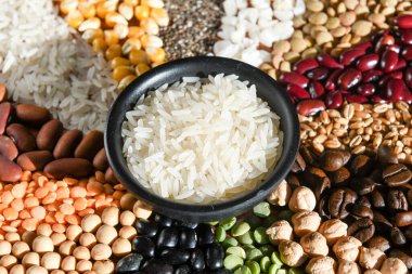 Çeşitli tohumların üzerinde çiğ beyaz pirzola ile kase