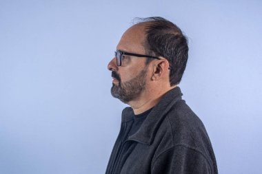 Yan profil fotoğrafındaki 60 yaşındaki beyefendi.