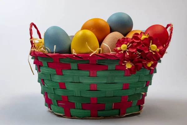Cesta Con Paja Huevos Decorados Para Celebración Pascua Cristiana Fondo Imágenes de stock libres de derechos